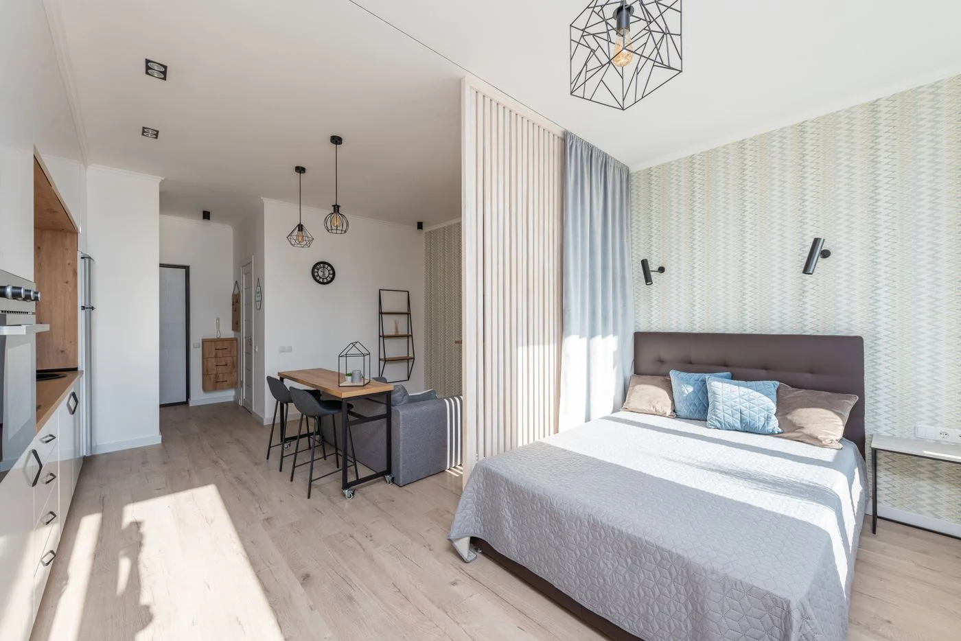 Bett und Sofa in einer offenen Einzimmerwohnung