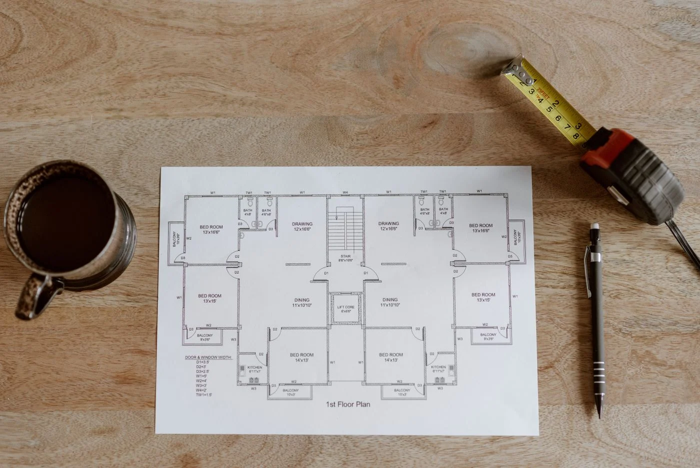 Raumplan mit Maßband und Stift