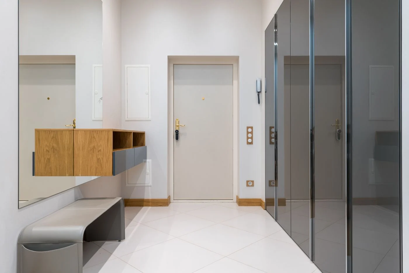 Spiegelschrank neben einer Flurbank