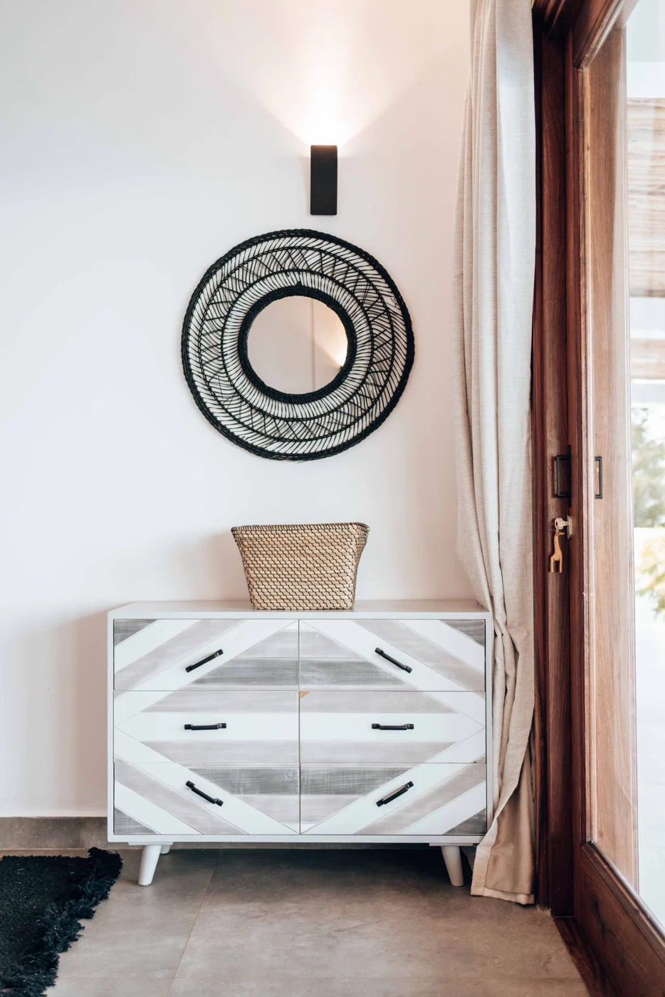 Kommode aus Holz vor einer weißen Wand