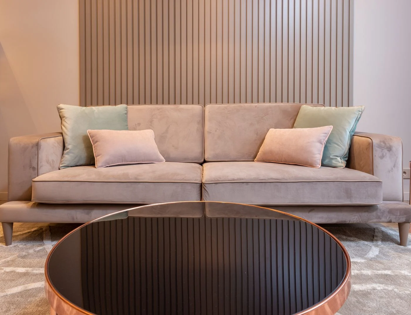 Runder Couchtisch vor einem Sofa