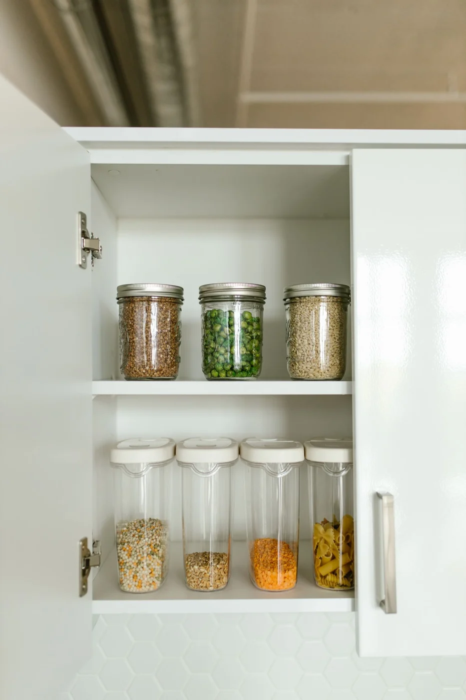 Vorratsgläser in einem Küchenschrank