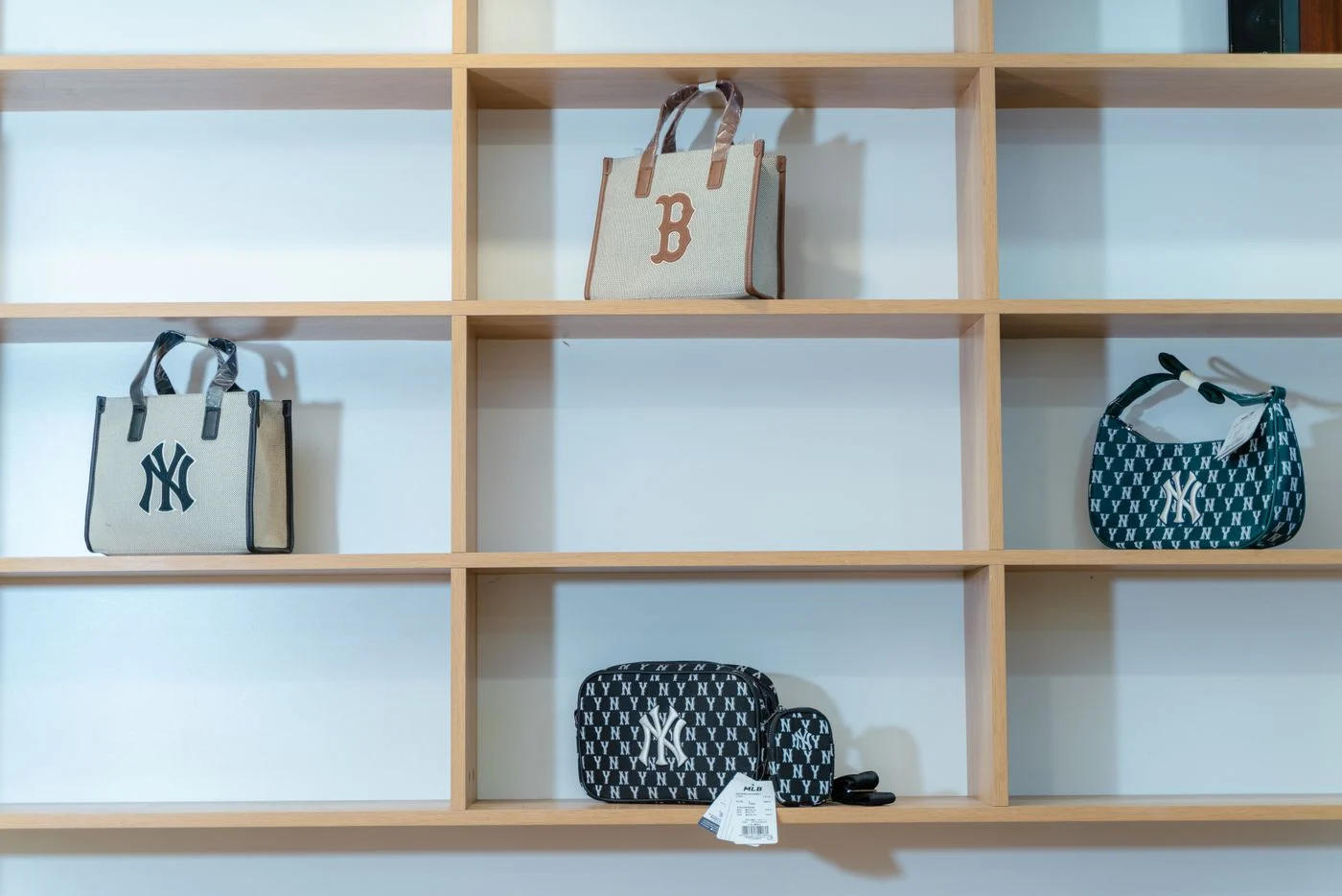 Handtaschen auf einzelnen Regalfächern