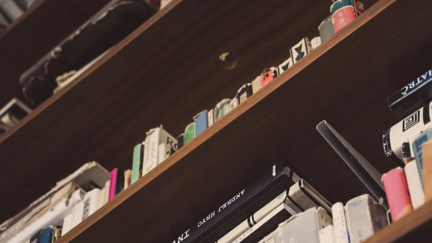 Bücher aufrecht in Regalen