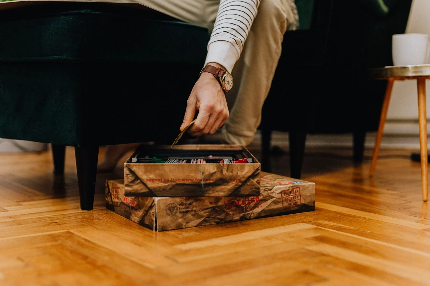 Kleine Spielteile und Karten in ihrer Spielschachtel