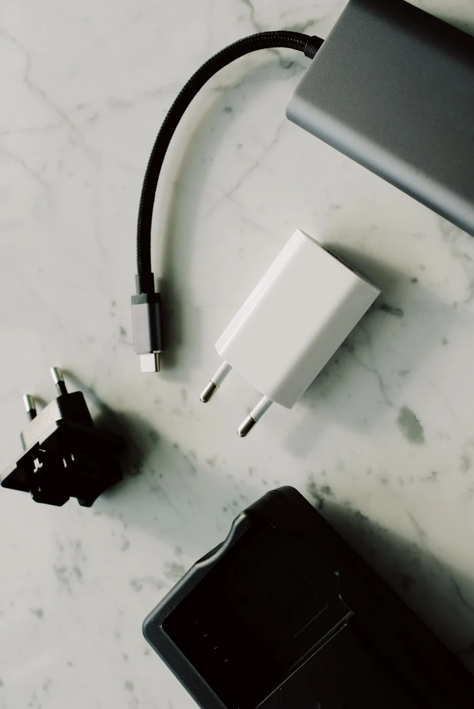 Ladekabel und Netzteile auf einem Tisch