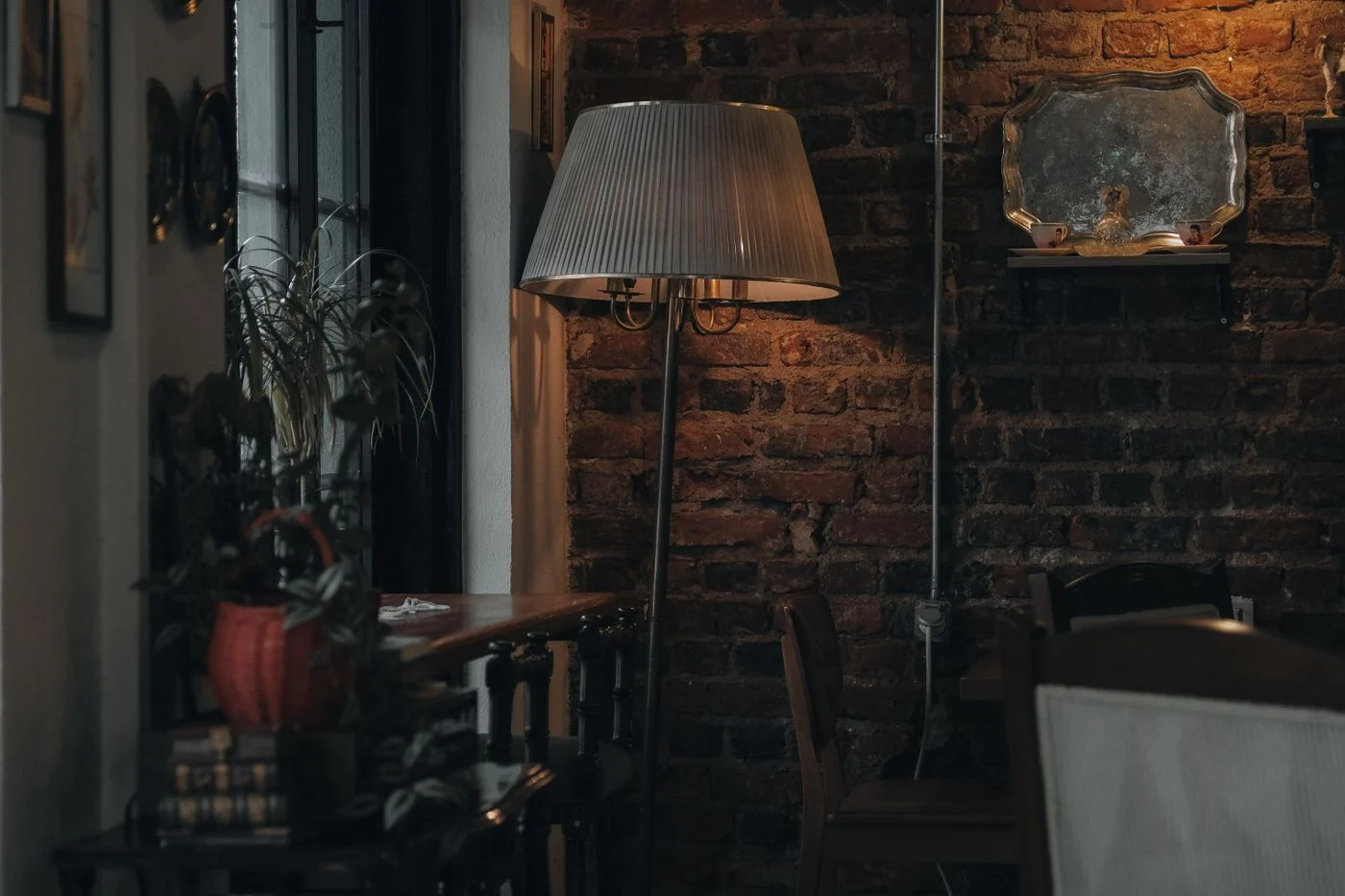 Gedämpftes Abendlicht um eine Sitzecke im Wohnzimmer