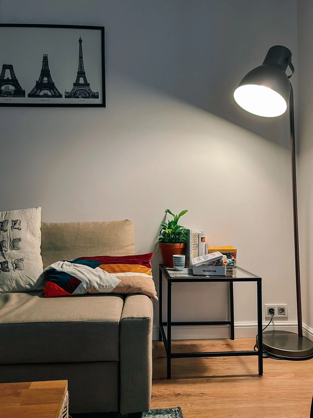 Stehlampe neben einem Sofa und Beistelltisch