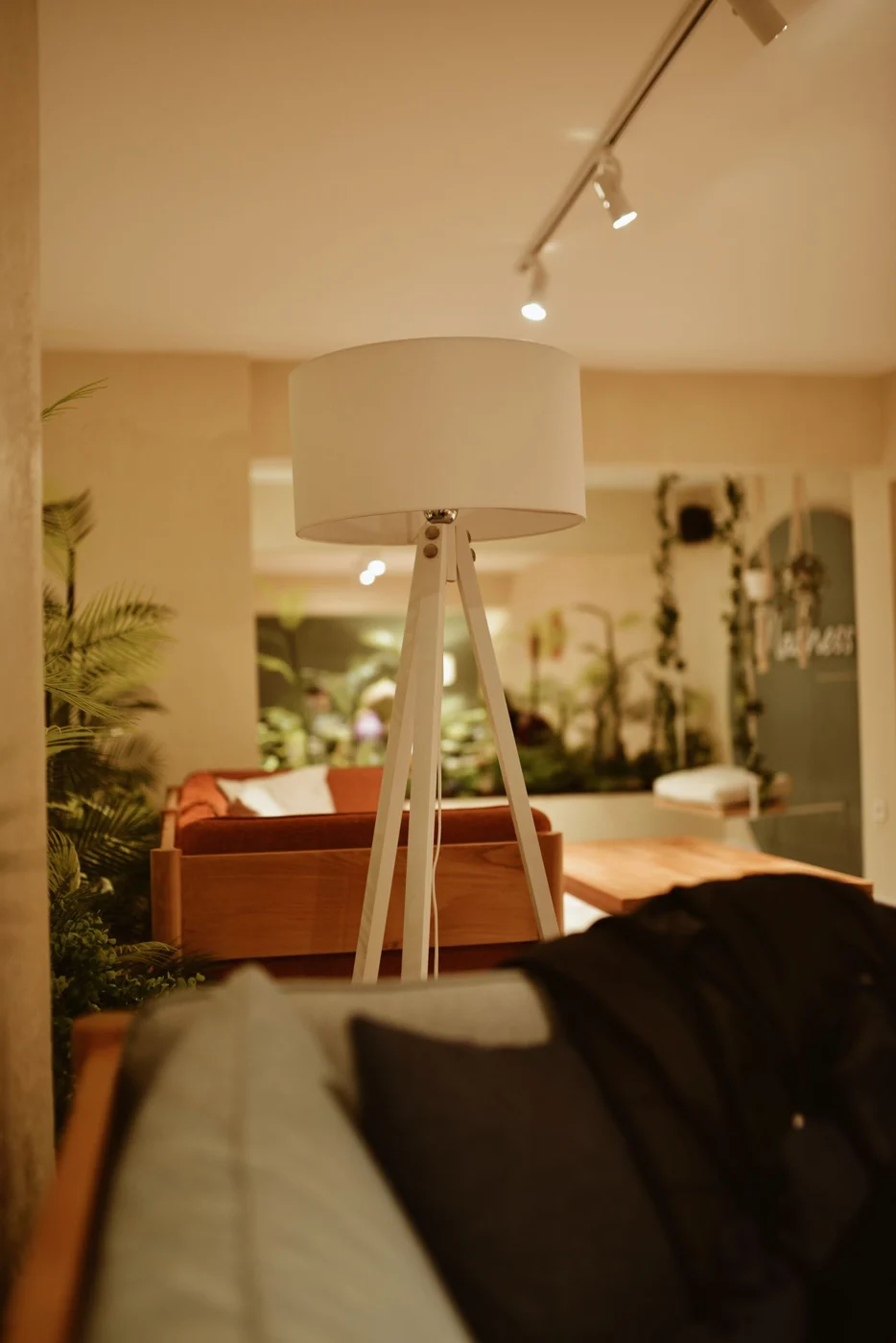 Stehlampe beleuchtet eine Raumecke