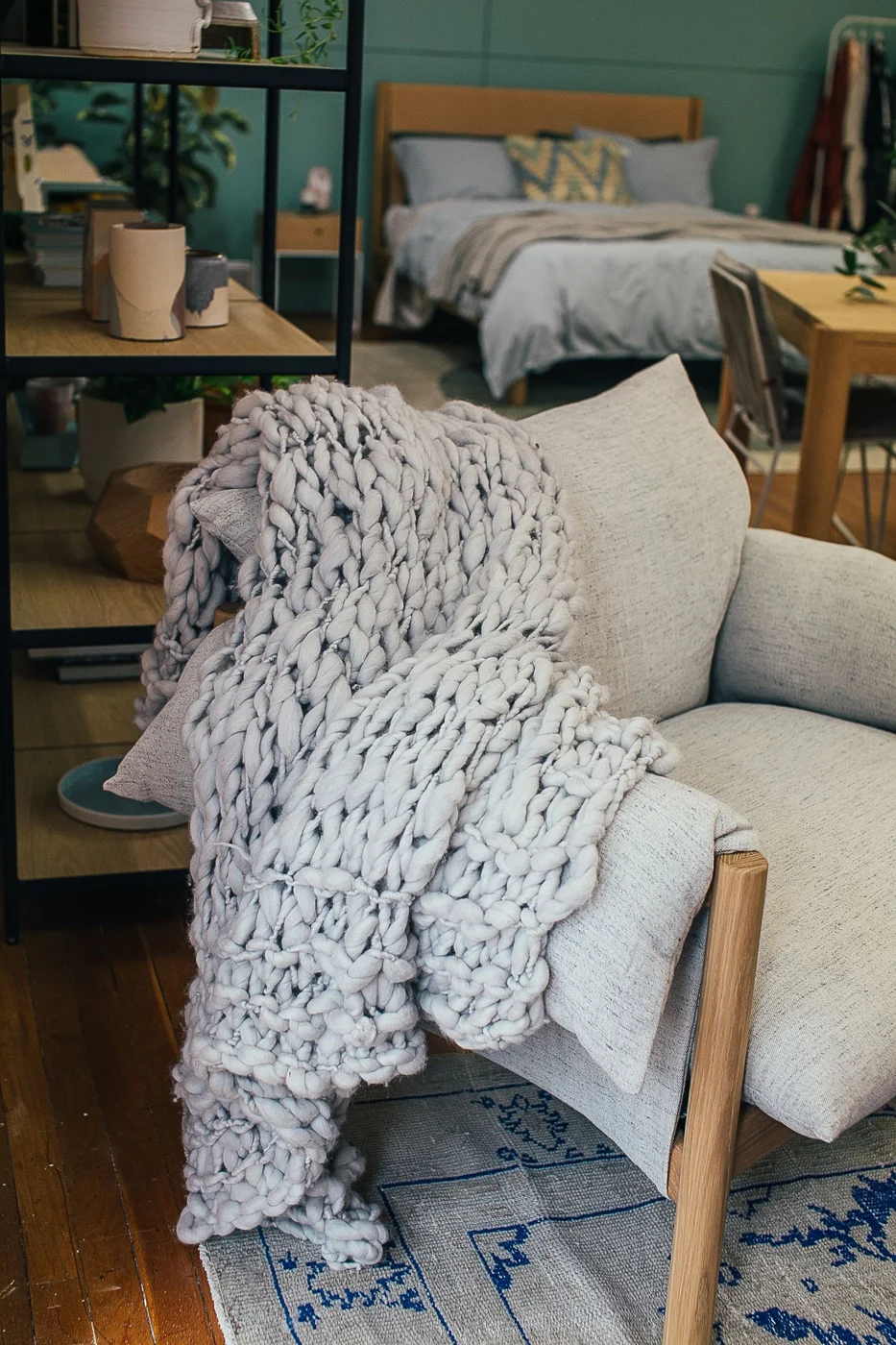 Gestrickte Decke über einem Sessel