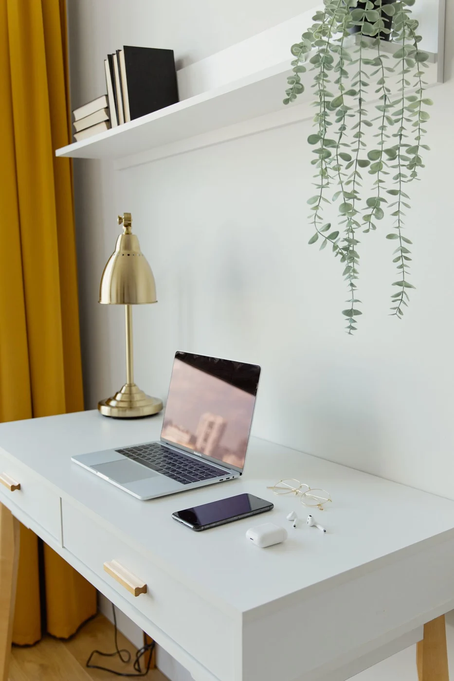 Schreibtischfläche mit Computer und freier Arbeitsfläche