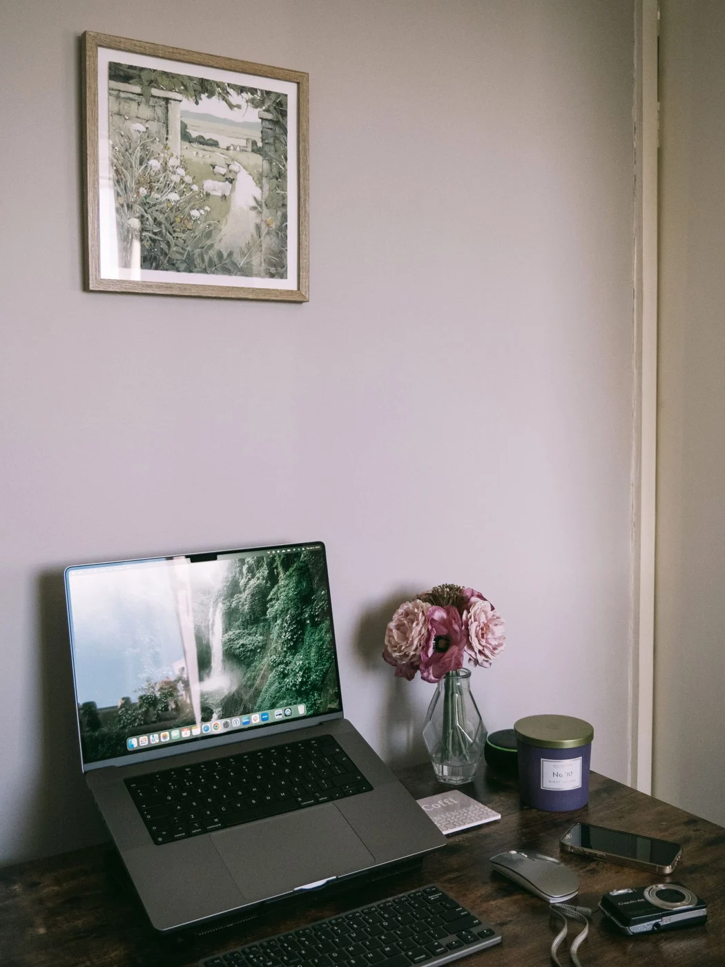 Laptop auf einem Ständer mit separater Tastatur und Maus auf einem Holztisch