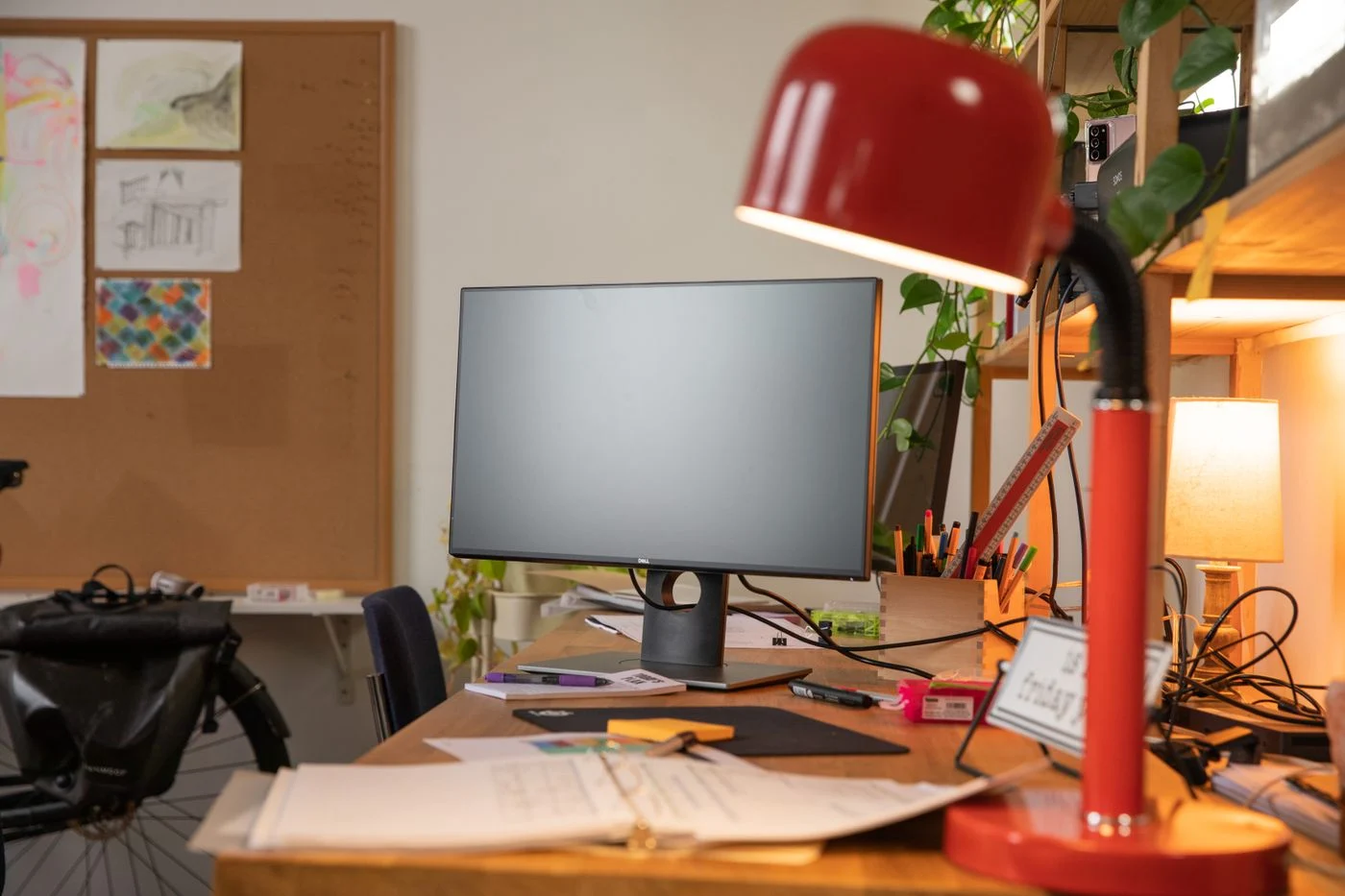 Verstellbare Schreibtischleuchte neben einem Computerbildschirm