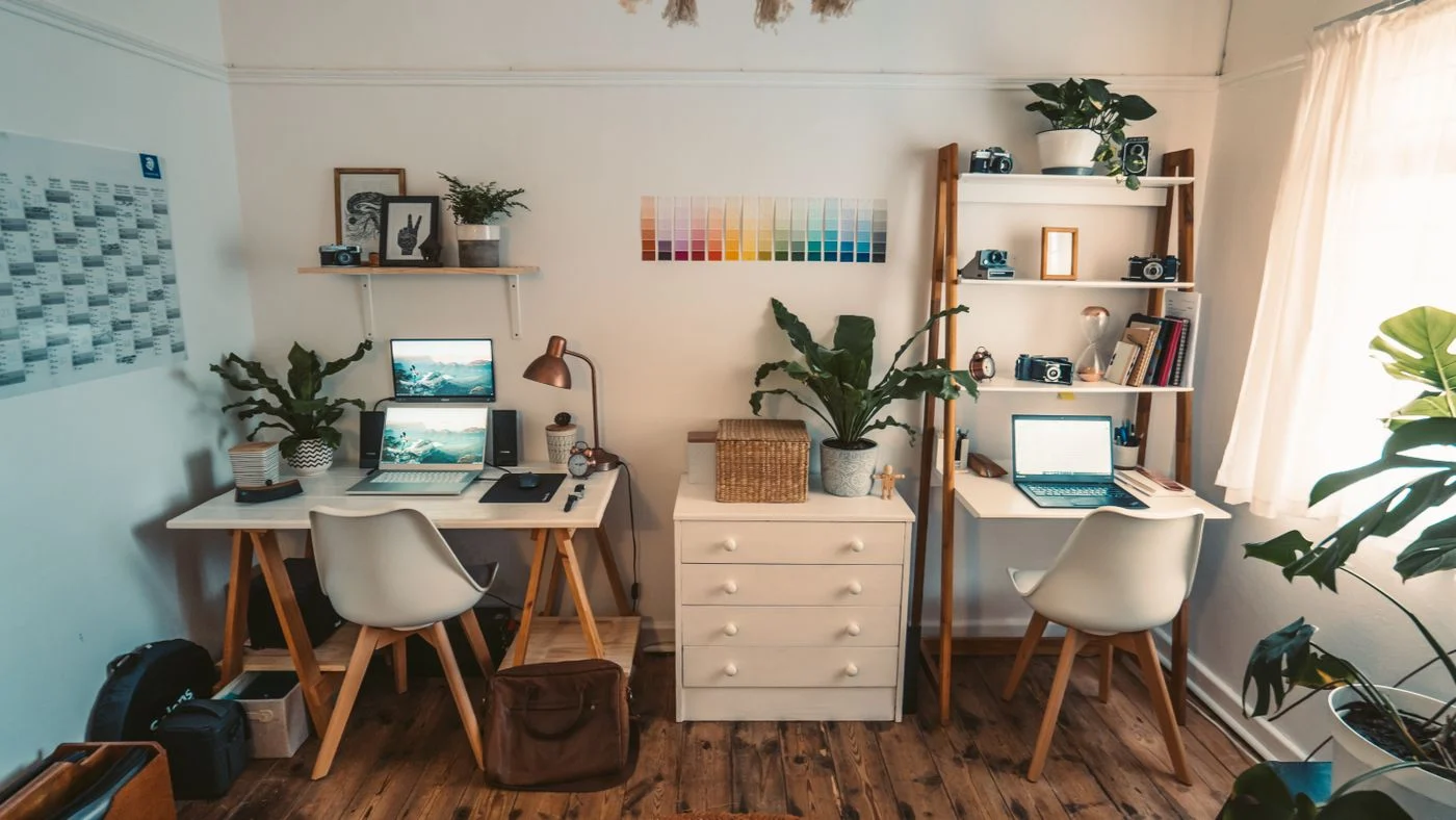 Zwei Arbeitsplätze im selben Arbeitszimmer