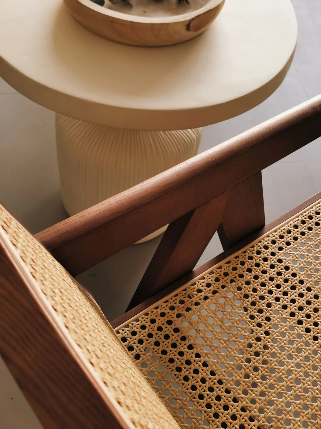 Geflochtener Rattansessel und Beistelltisch aus Holz