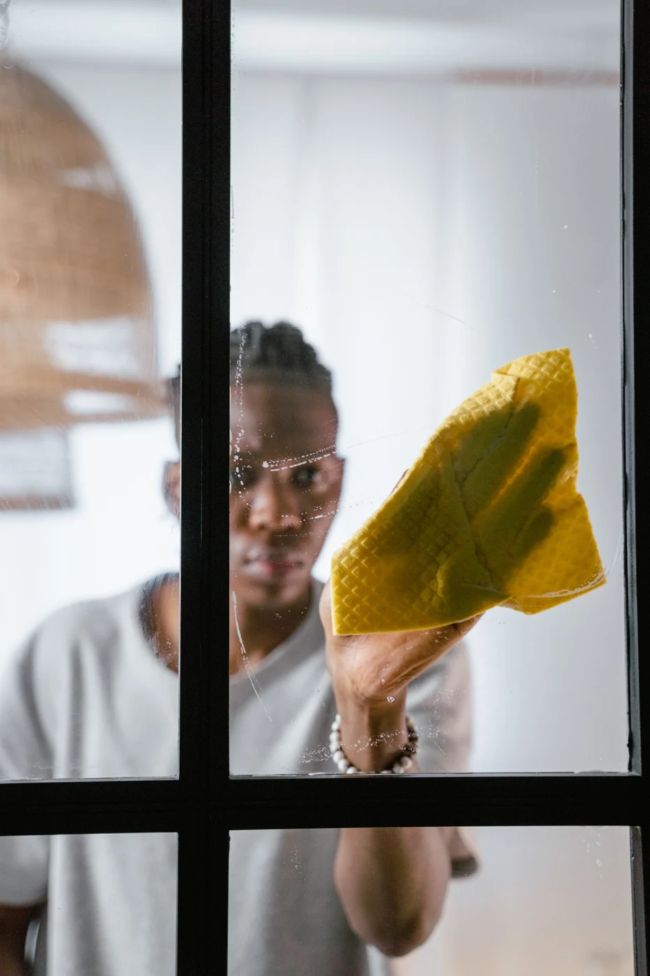 Glas wird mit einem weichen Reinigungstuch abgewischt