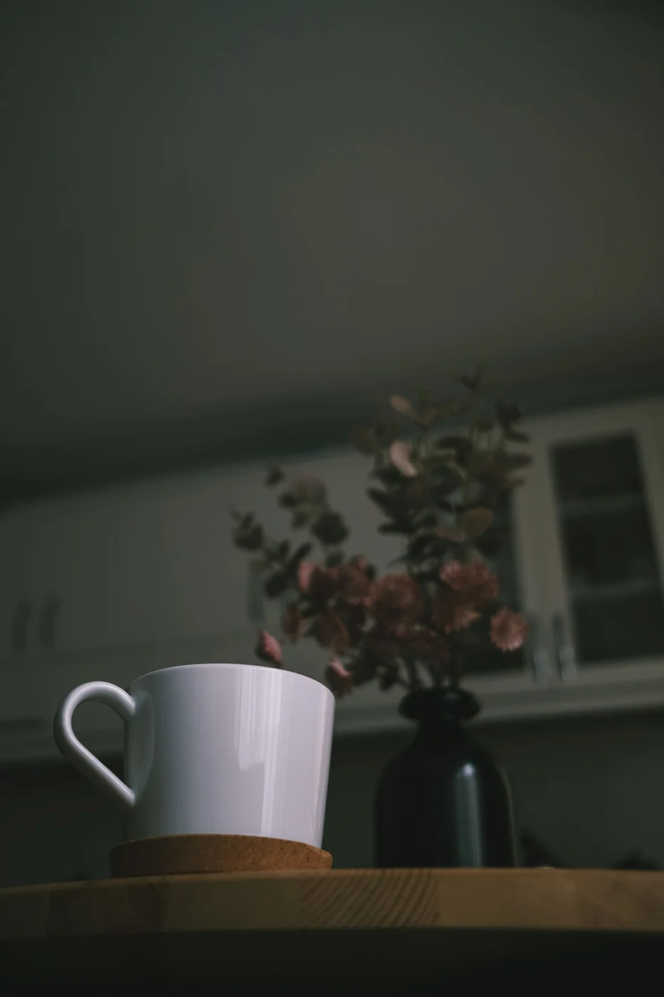 Keramiktasse auf einem Untersetzer auf einem Holztisch
